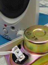 Das Innere einer 240-Watt-Box ''Made in China'': 4 Ohm, 3 Watt. Lautsprecher